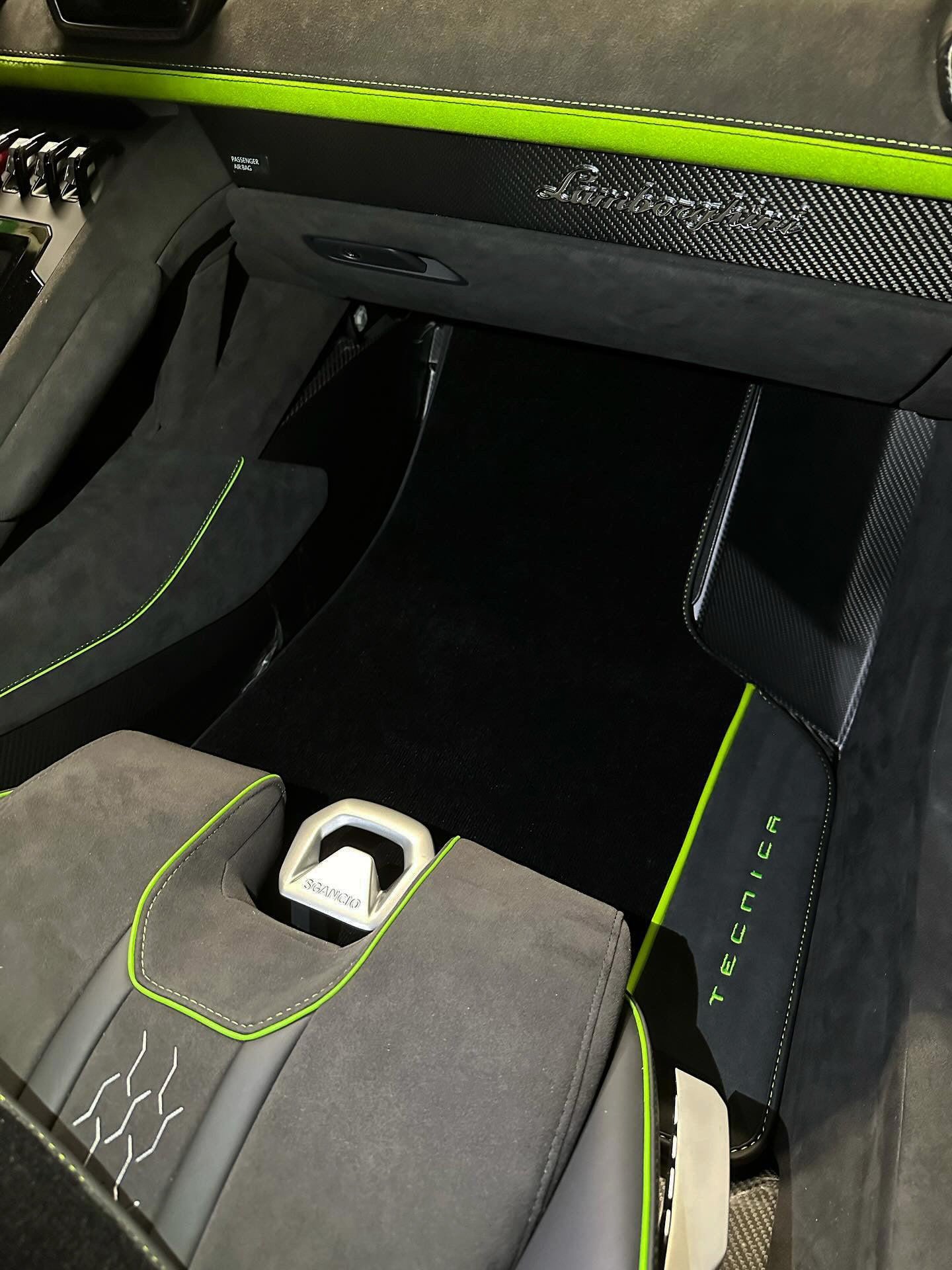 Lamborghini Huracan Tecnica Floor Mats - AutoWin